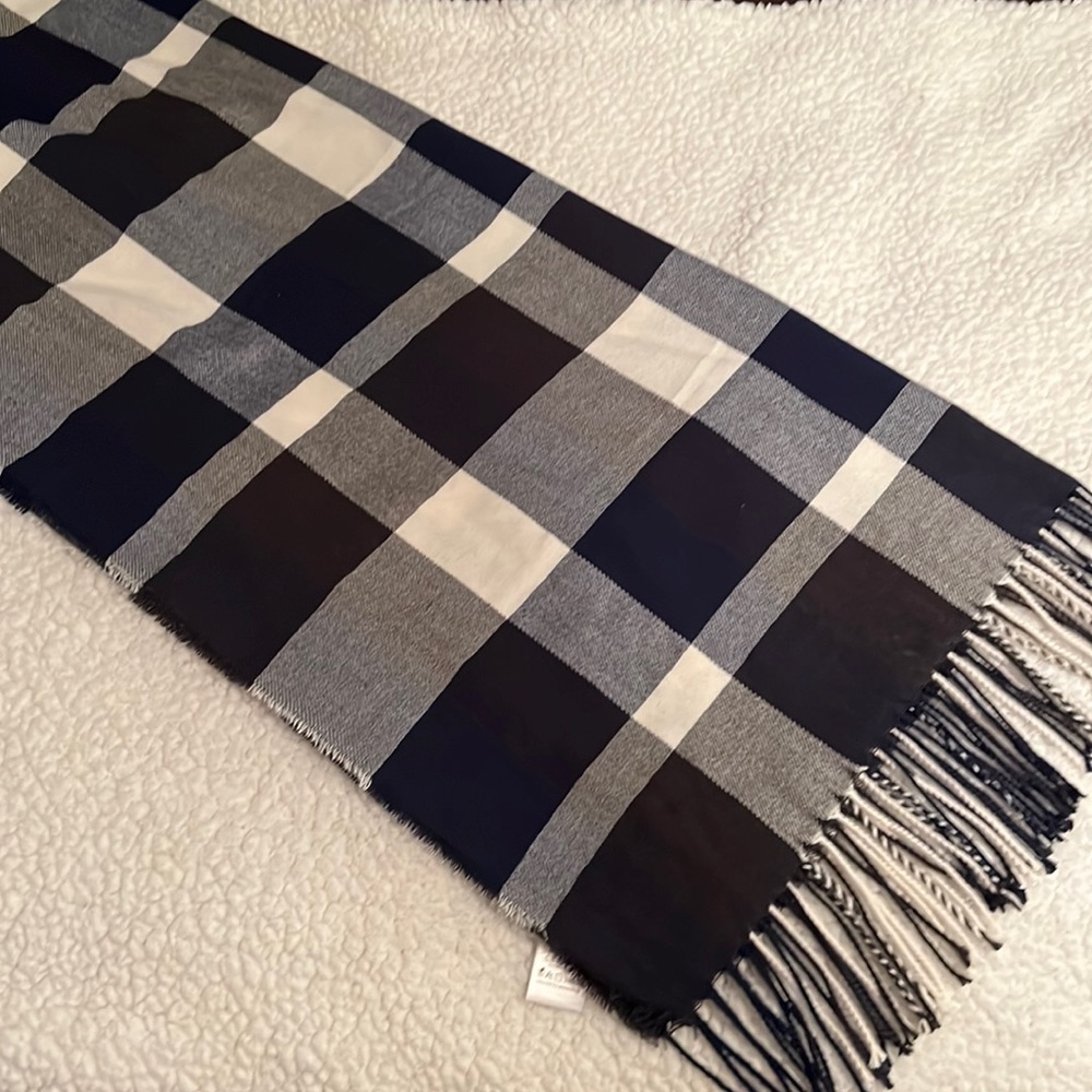 NWOT - Plush. Soft blue and white checkered scarf